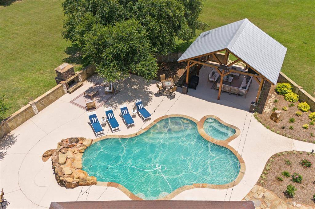 The perimeter wall is made of cinderblock with a flagstone veneer and limestone veneer columns.