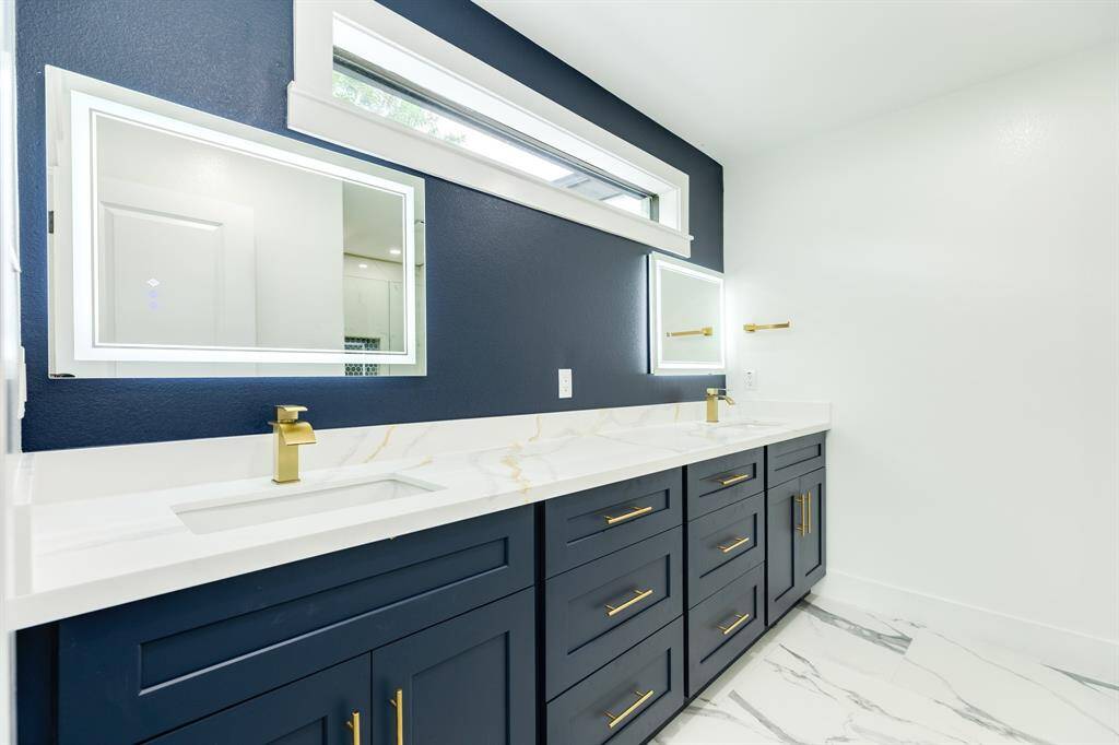 Owner's suite (Bathroom 1)