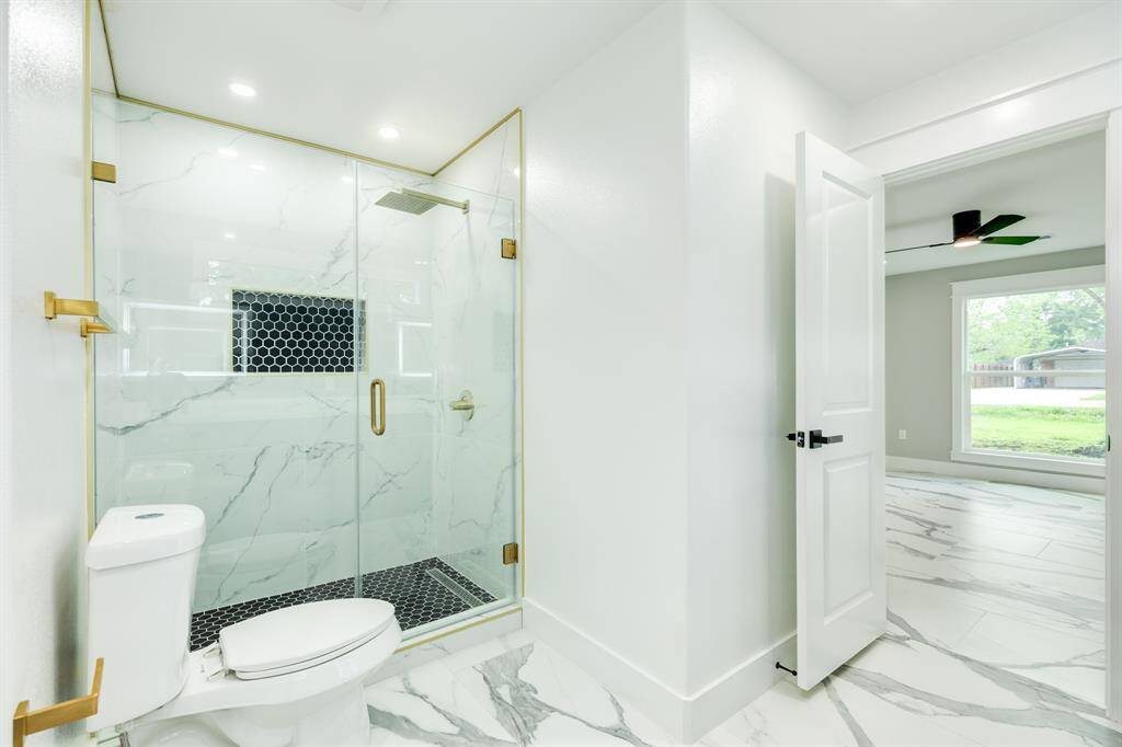 Owner's suite (Bathroom 1)