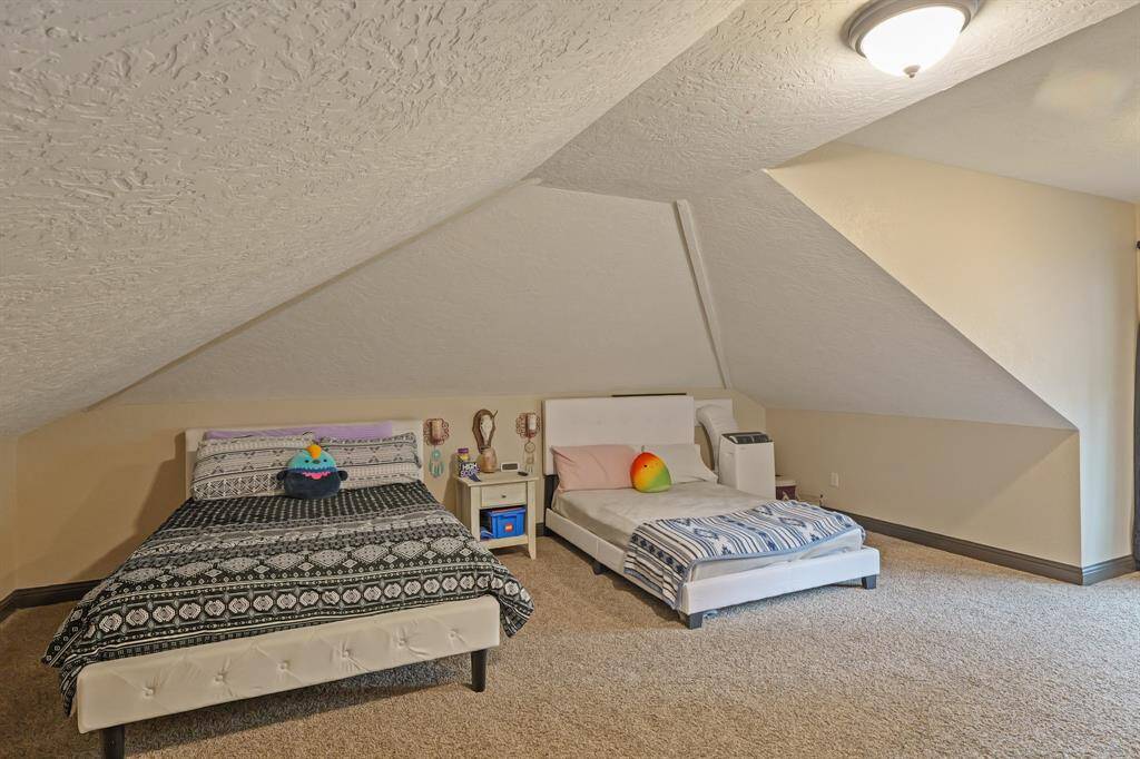 Versatile space: perfect for a game room or a 5th bedroom.