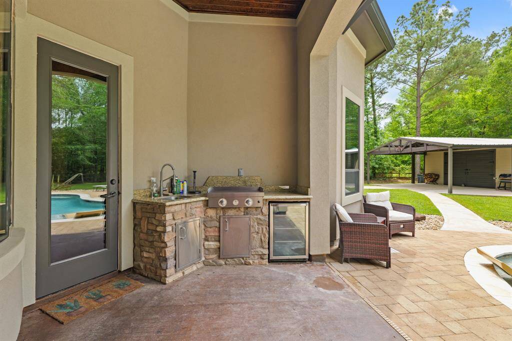 Discover the perfect outdoor kitchen featuring a premium griddle, sink, and ample storage—ideal for alfresco dining.
