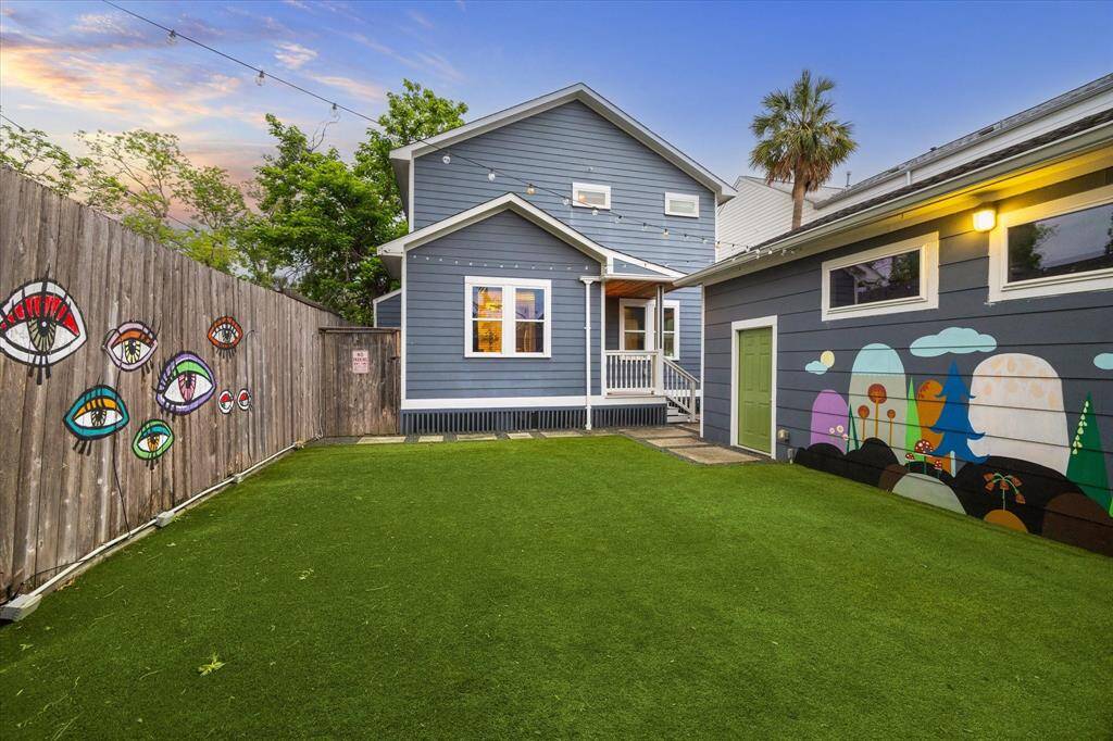 The cozy backyard is fully fenced and features acovered pergola patio, artificial turf, an outdoorshower, and plenty of space to grill and watch thegame!