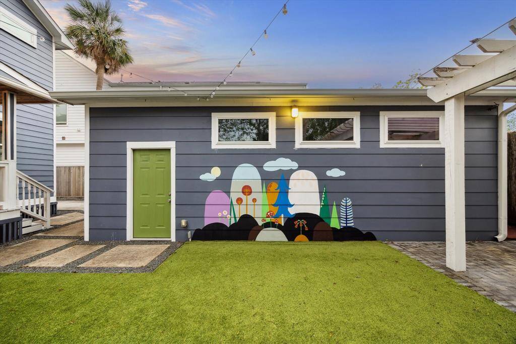 The OVERSIZED car garage is honestlyimpossible to find inside the Loop! Whether youwant to make it your art studio or store yourfishing boat or make it an at-home gym- thepossibilities are endless! There is plumbing (water heater, sink, drainage), a wall unit for temperature control, insulation, and even attic space!