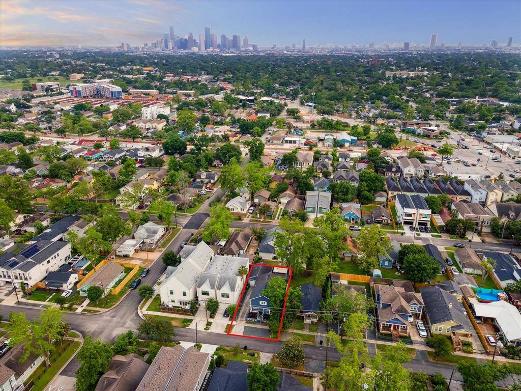 The proximity to your favorite bars, restaurants, major highways, and downtown- seen here- cannot be beat! The home is not on a busy street, so the only traffic is typically from other residents of the neighborhood.
