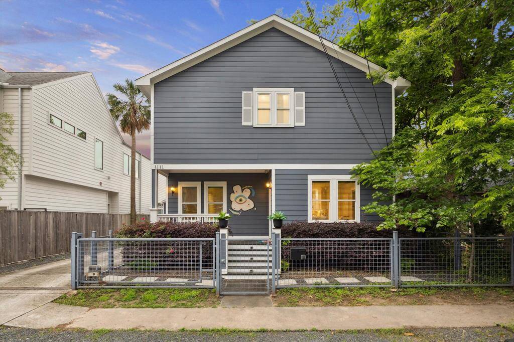 Location, location, location! This sweet blue homeis set on a street with friendly neighbor vibes whilebeing incredibly walkable to Heights favorite bars,restaurants, grocery stores, and parks! What areyou waiting for? Come see us today!