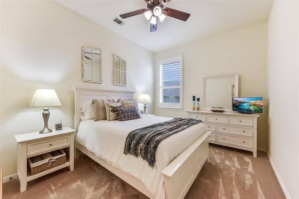 Secondary downstairs bedroom.