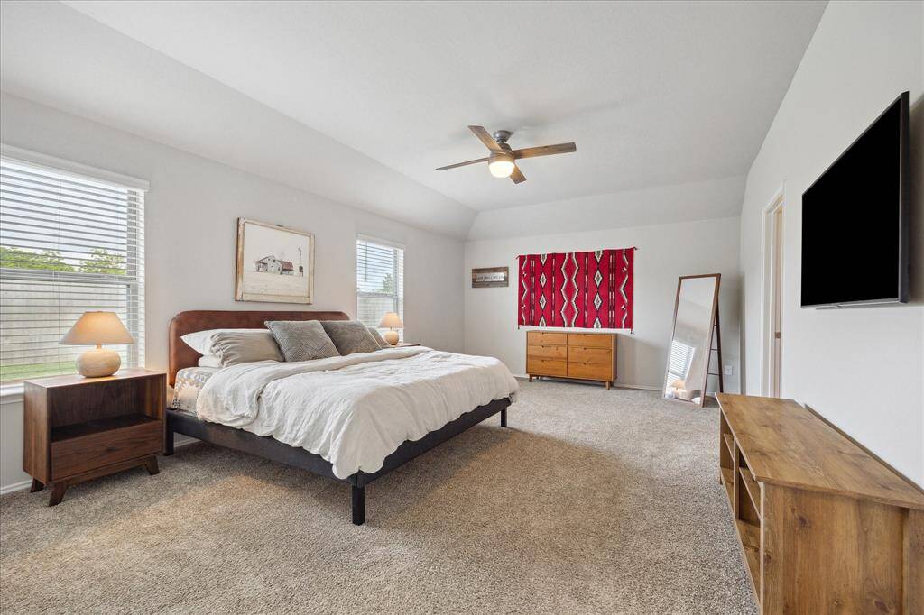 Huge primary bedroom, overlooking the backyard!