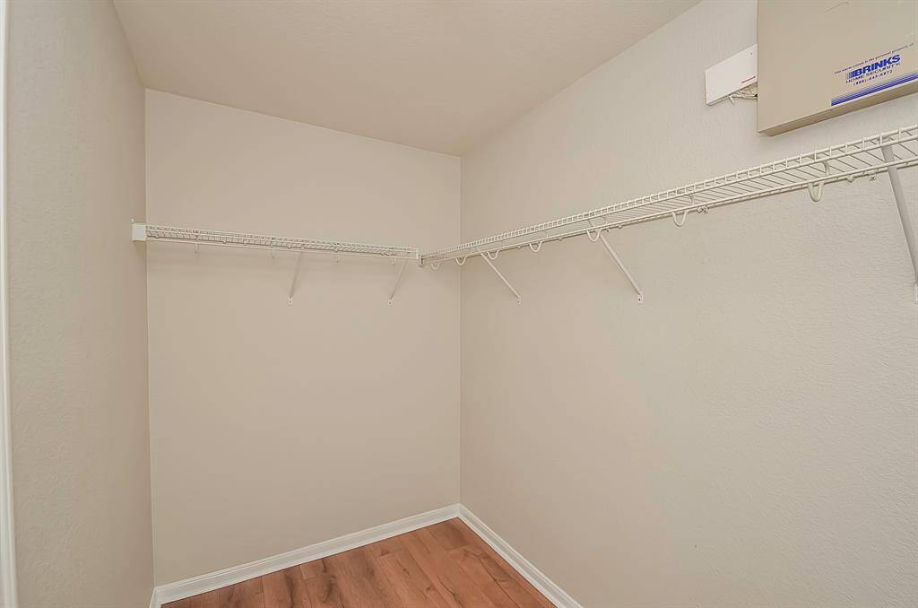 Walk-in wardrobe Closet, generous size for all your wardrobe needs.