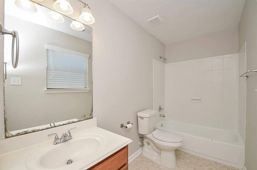 Guest bathroom between 2 guest bedrooms. Notice the extra space for storage!