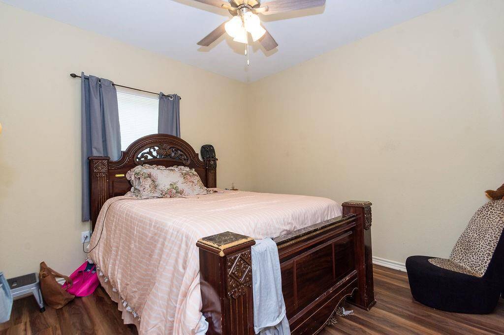 Large secondary bedroom.