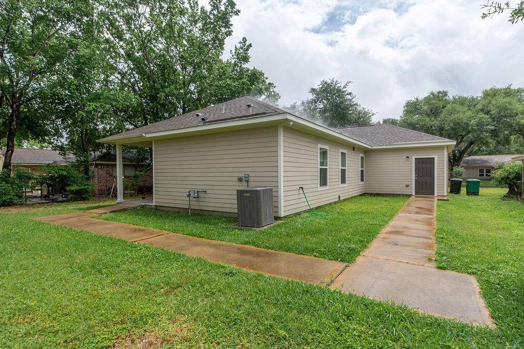 Tons of space in this yard for all activites