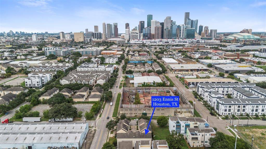 Conveniently located in the heart of EaDo, this beautiful home is easily accessible to downtown dining, shopping, entertaining and work!