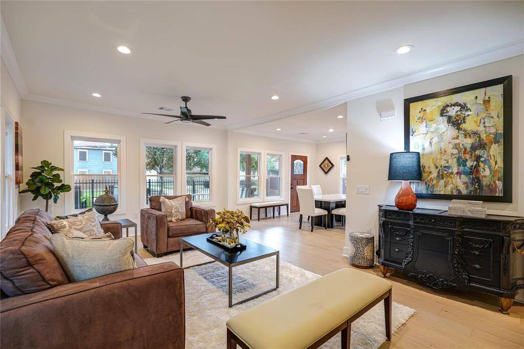 Family room 1.