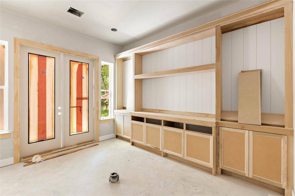 Private study with its own patio - work inside or out!