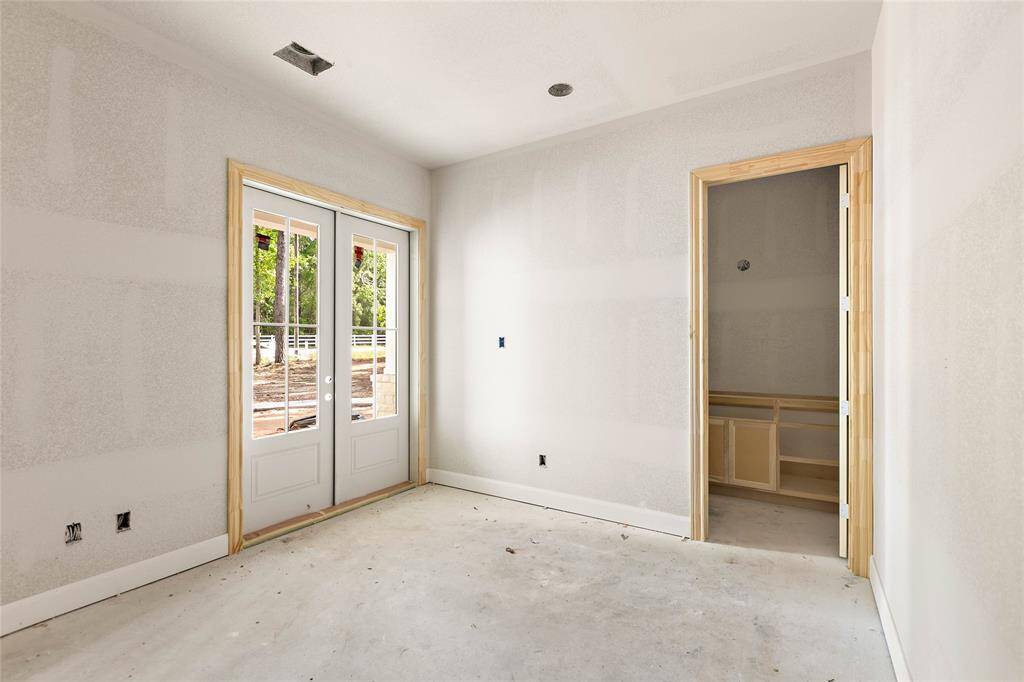 A secondary full bedroom with private entrance and ensuite bath is found on the ground floor.