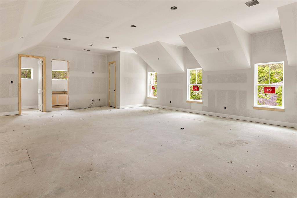 HUGE bright and airy bonus room with high ceilings and abundant natural light. Ideal for relaxing or hosting gatherings.
