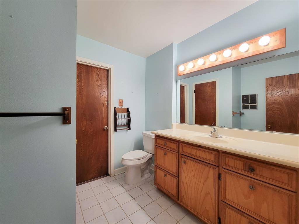 Alternate view of primary bath.