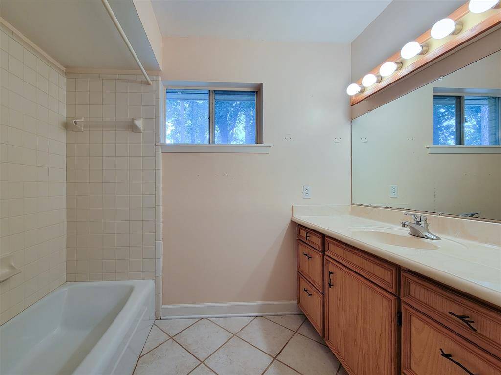 Secondary bathroom with shower/tub combination.