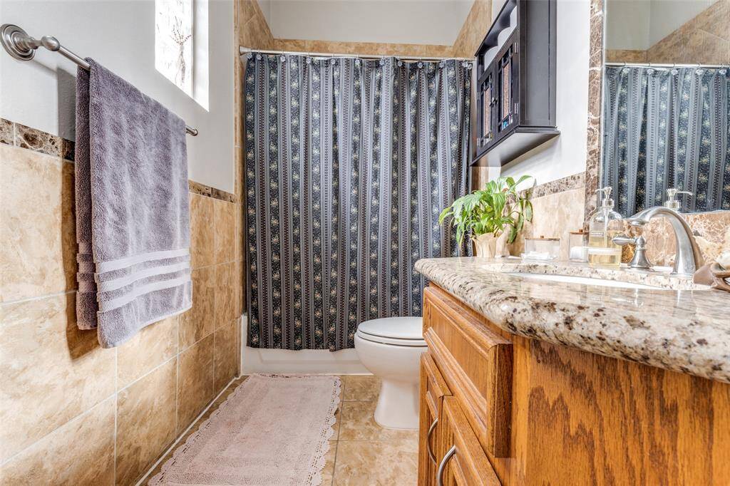 Secondary bathroom-upstairs