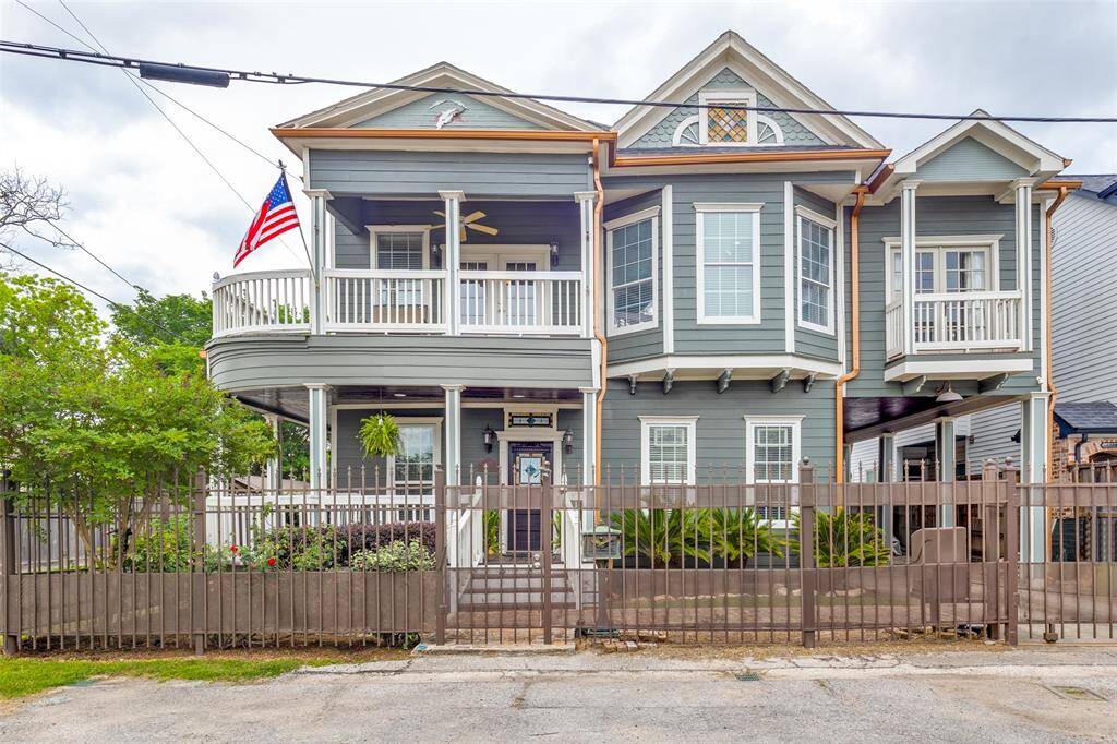 Front view of the home. Look at this beautiful home.