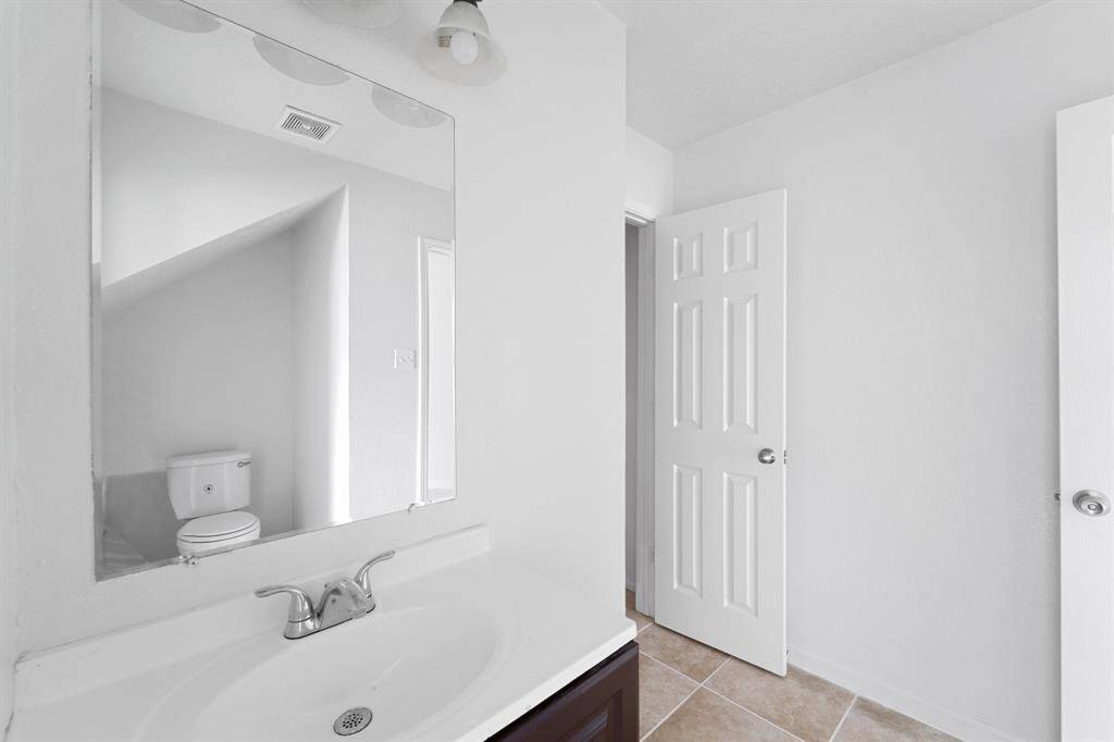Well-appointed half bathroom ideal for family, friends, and guests.