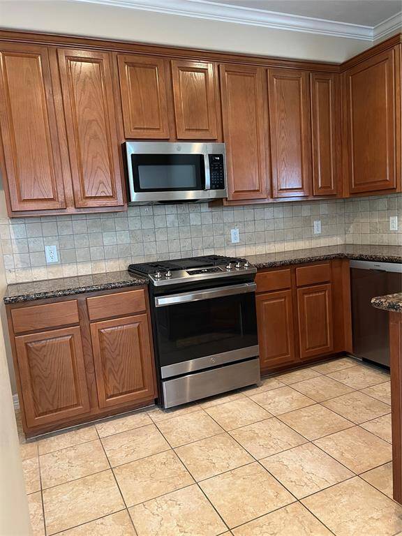 Stainless Steel appliances - gas range/oven. Bosch dishwasher.