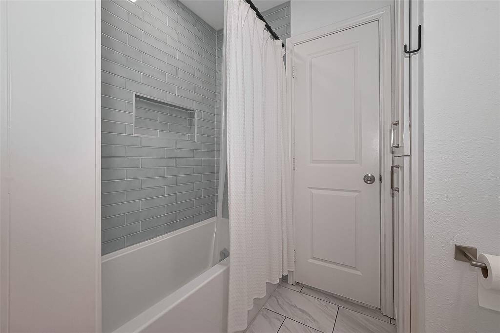 Secondary bathroom with shower/tub combo; Opens to the hallway for guests