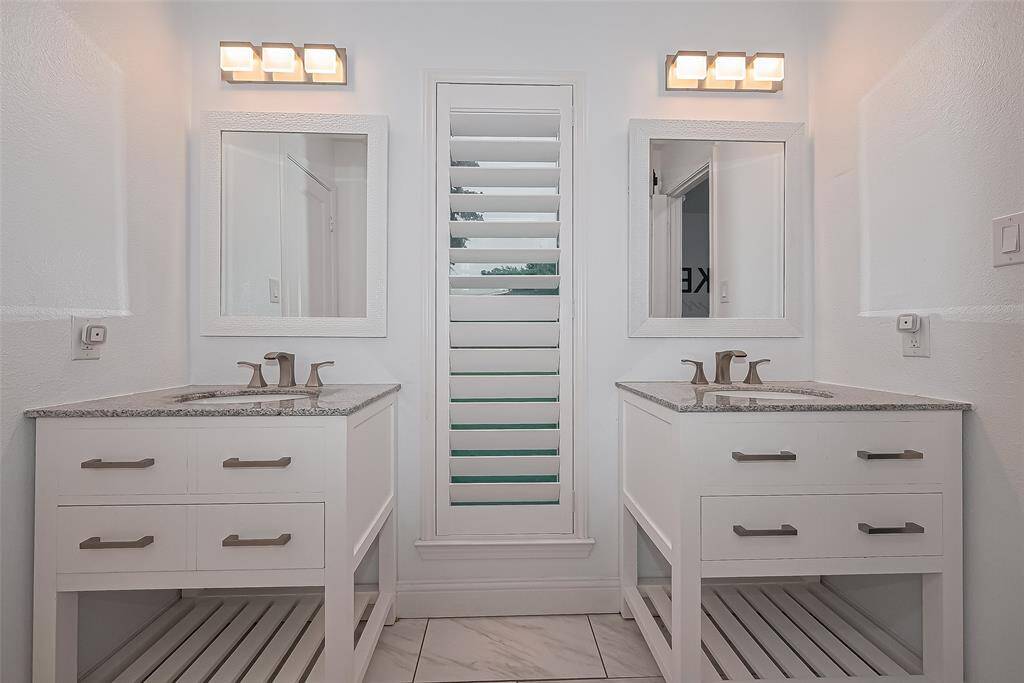 Secondary bathroom with two sinks, located between the two secondary bedrooms.
