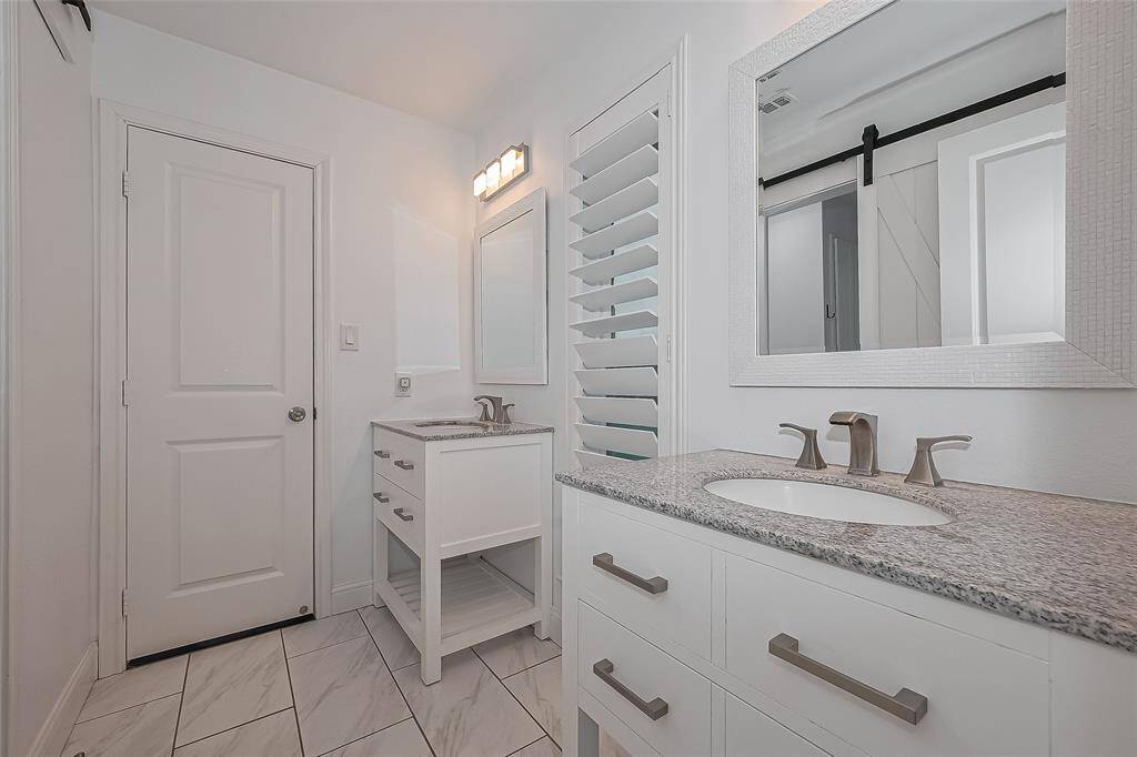 Secondary bathroom with two sinks connected to the two secondary bedrooms and the hallway for guests