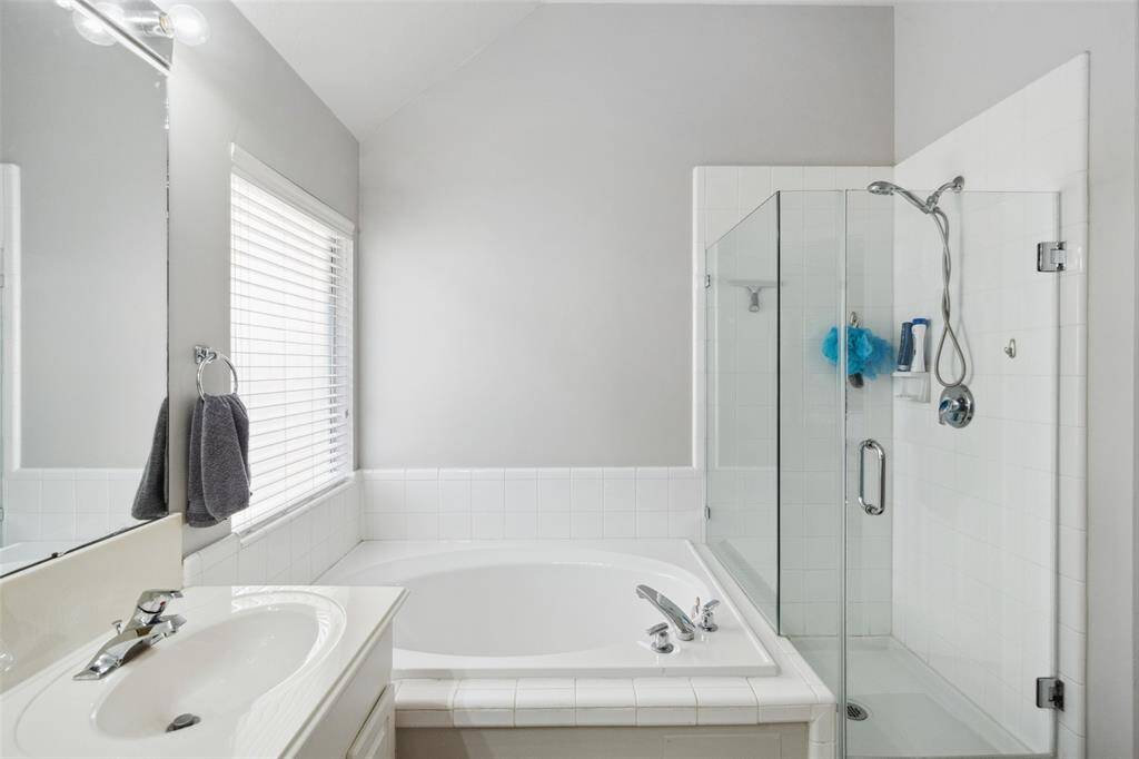 Seamless glass shower