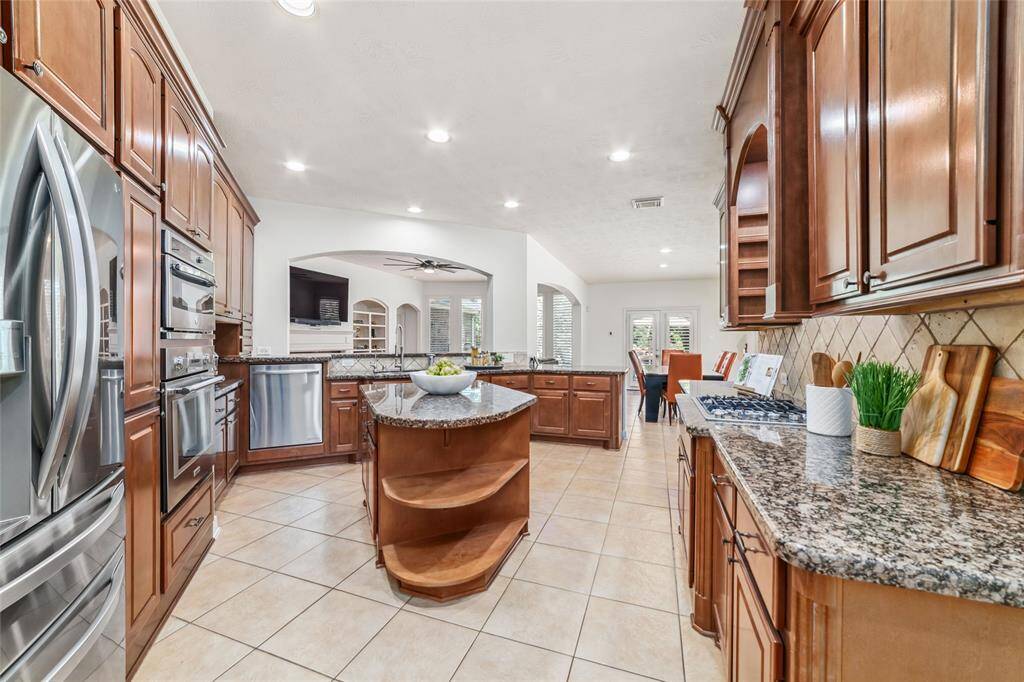 This kitchen is as functional as it is beautiful! Stunning granite countertops - and so much room for meal prep, entertaining and serving. Abundant cabinetry, countertops & workspace complete the chef's kitchen.