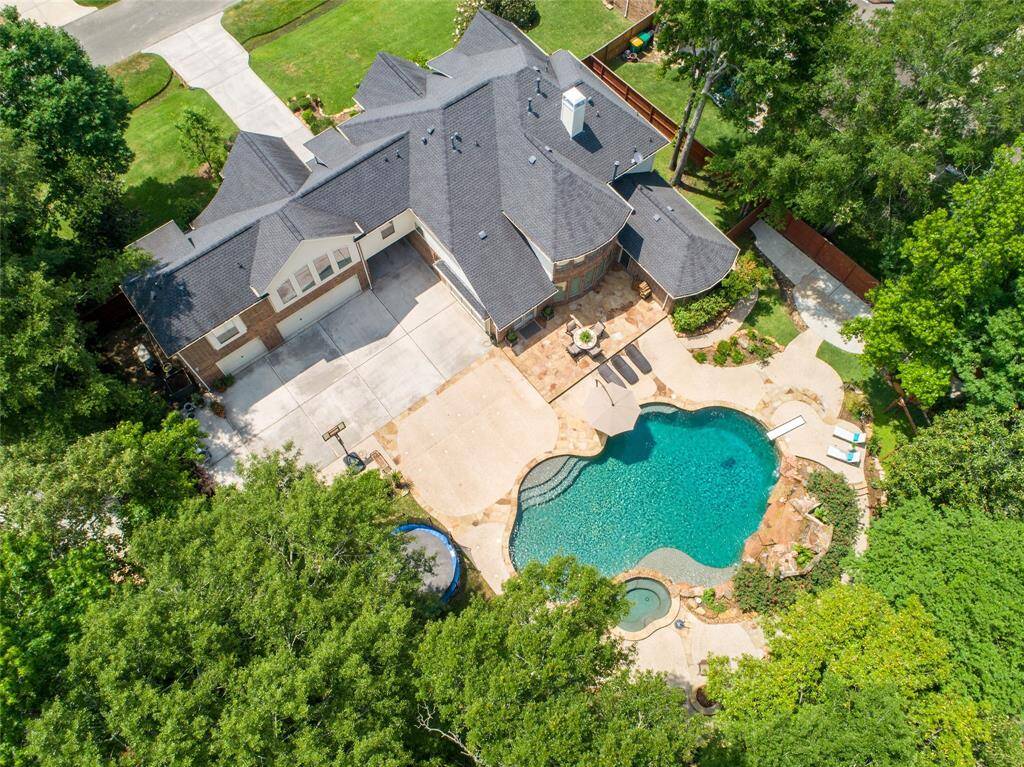 A bird's eye view of this exceptional home and exquisite grounds.