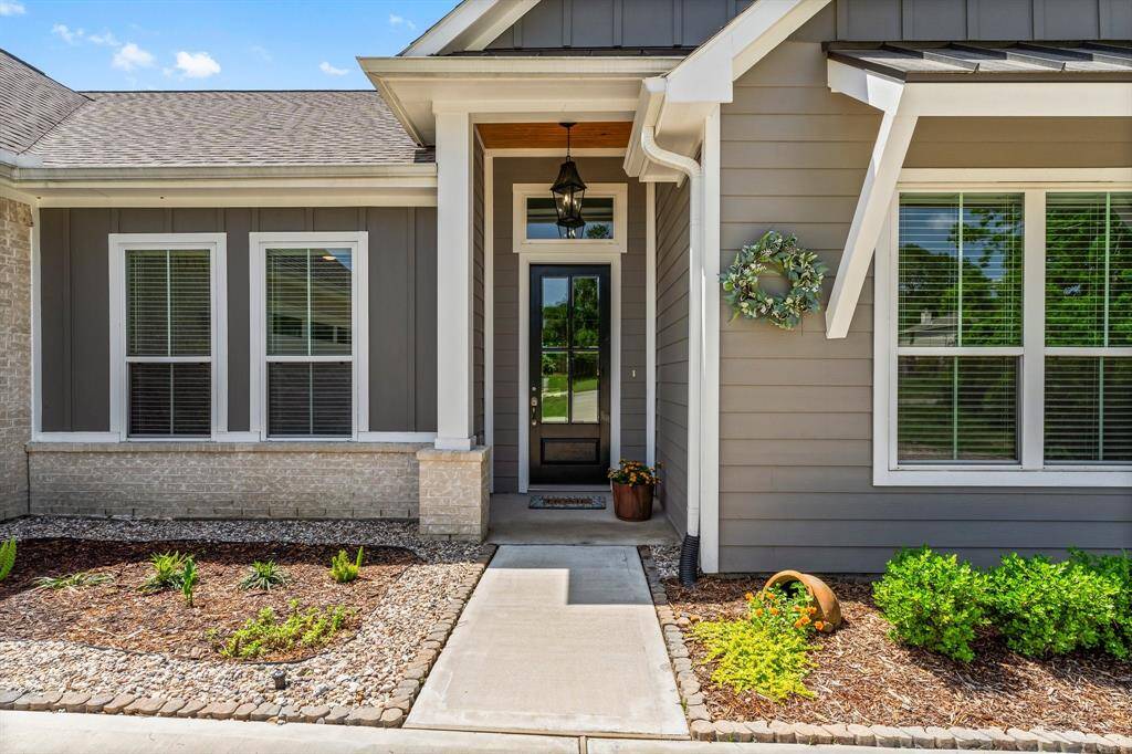 This stunning single-story modern farmhouse seamlessly blends contemporary elegance with timeless Craftsman-style detailing.