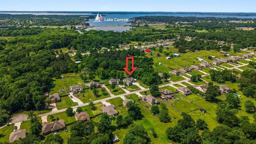 Quiet, gated community in close proximity to Lake Conroe and 6 miles from Grocery Stores, Pharmacies, Starbucks, Restaurants, etc....