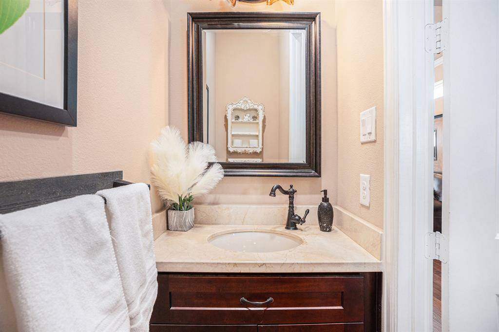 Secondary full bathroom