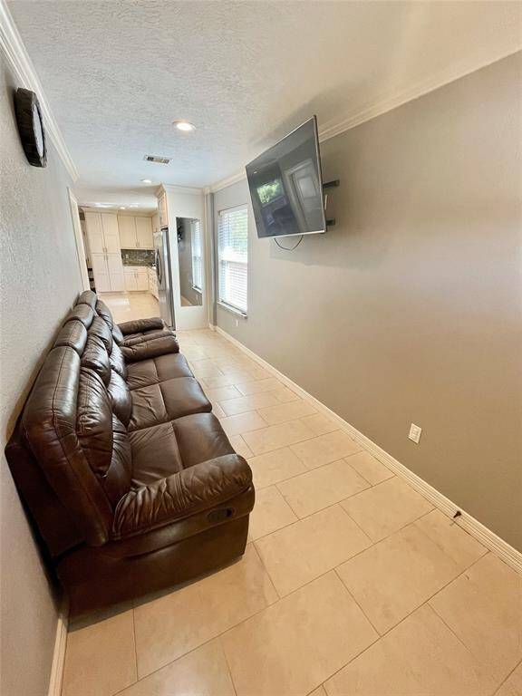 13505 Orleans B entrance and family room