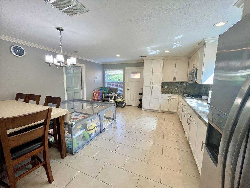 Modern and new kitchen, with stainless steel appliances and custom cabinets