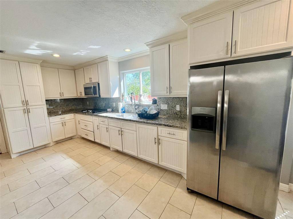 Plentiful cabinet space and granite coutners