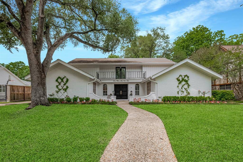 Gorgeous 5 bed 2.5 bath home near Terry Hershey park.