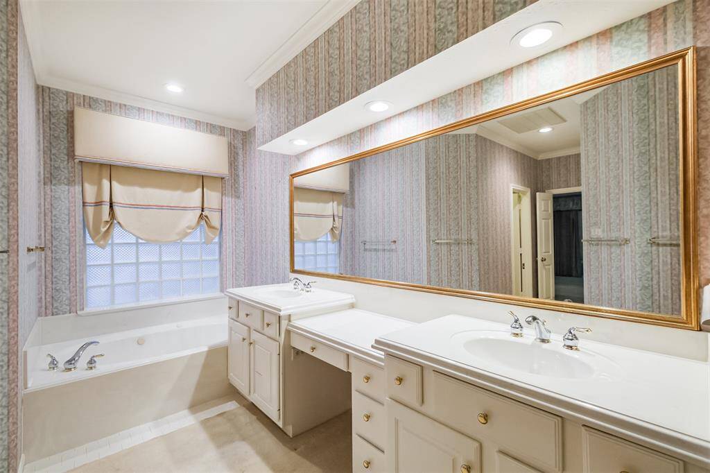 Ensuite includes a large soaking tub.
