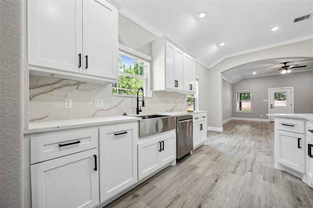 Check out this kitchen! Stainless steel farmhouse sink as well as a full kitchen appliance package.