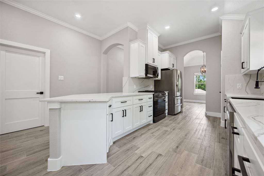 Breakfast bar for additional workspace or seating for larger crowds.