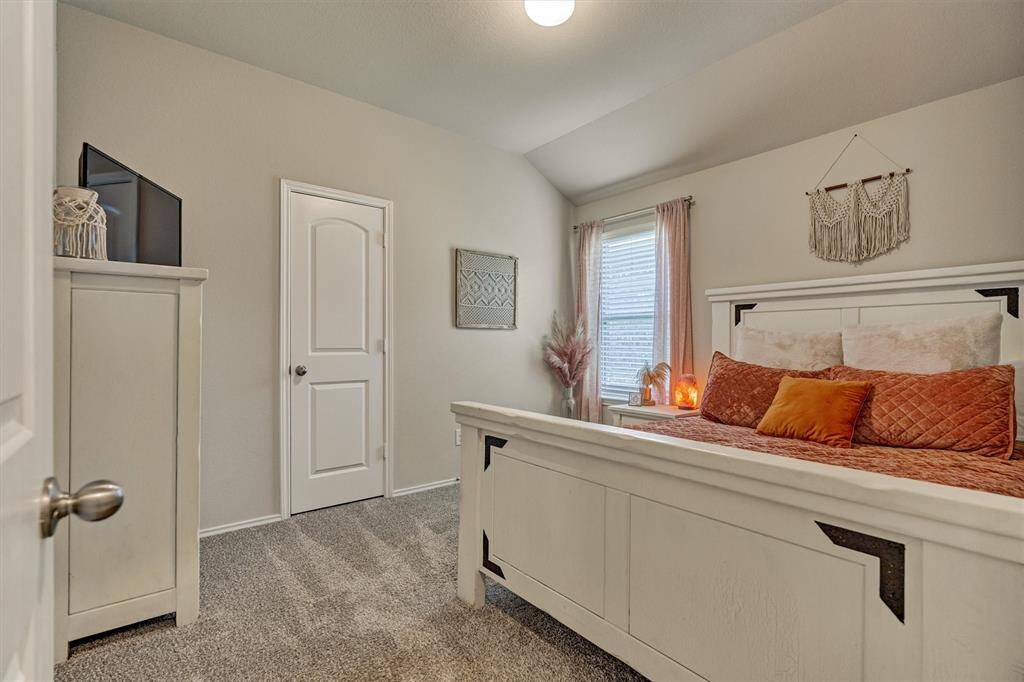 Secondary bedroom.