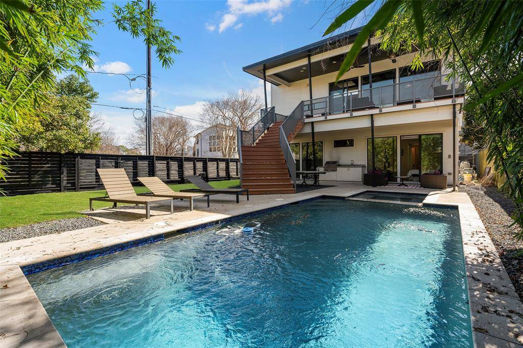 This is truly a gem in the heart of the city. Enjoy everything this prime location has to offer without compromising the need for your own large outdoor space!