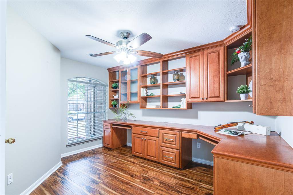 Custom office or 4th bedroom/has closet