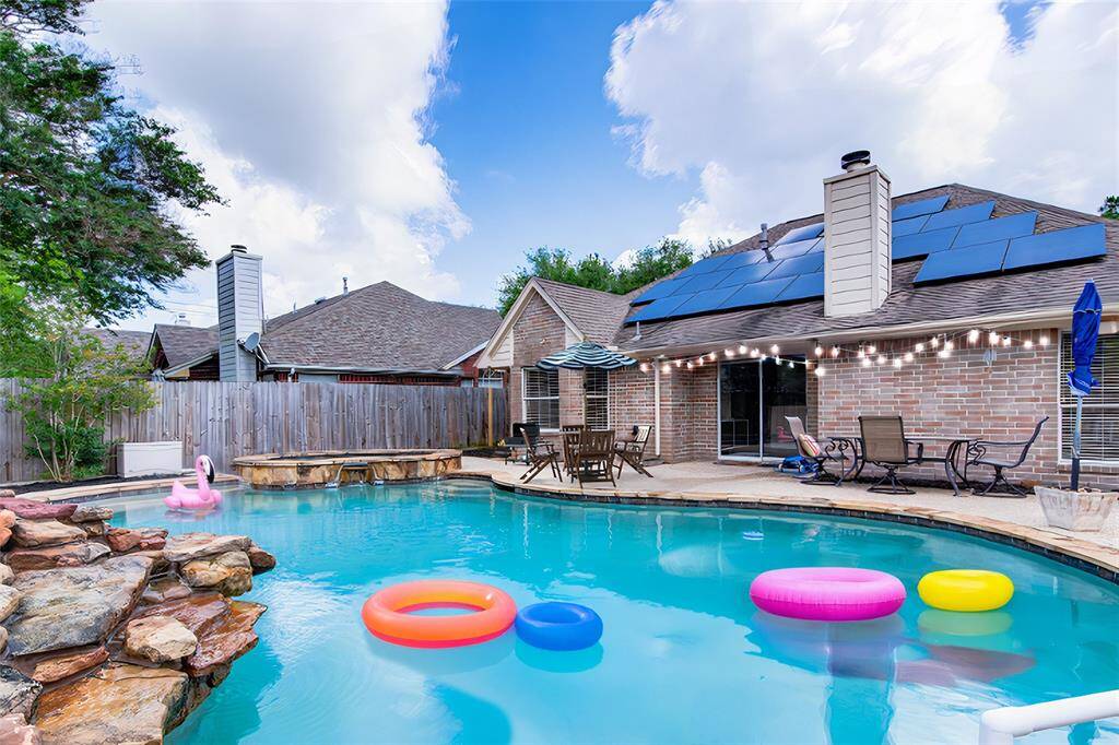 Fabulous pool and back yard. (Virtually staged)