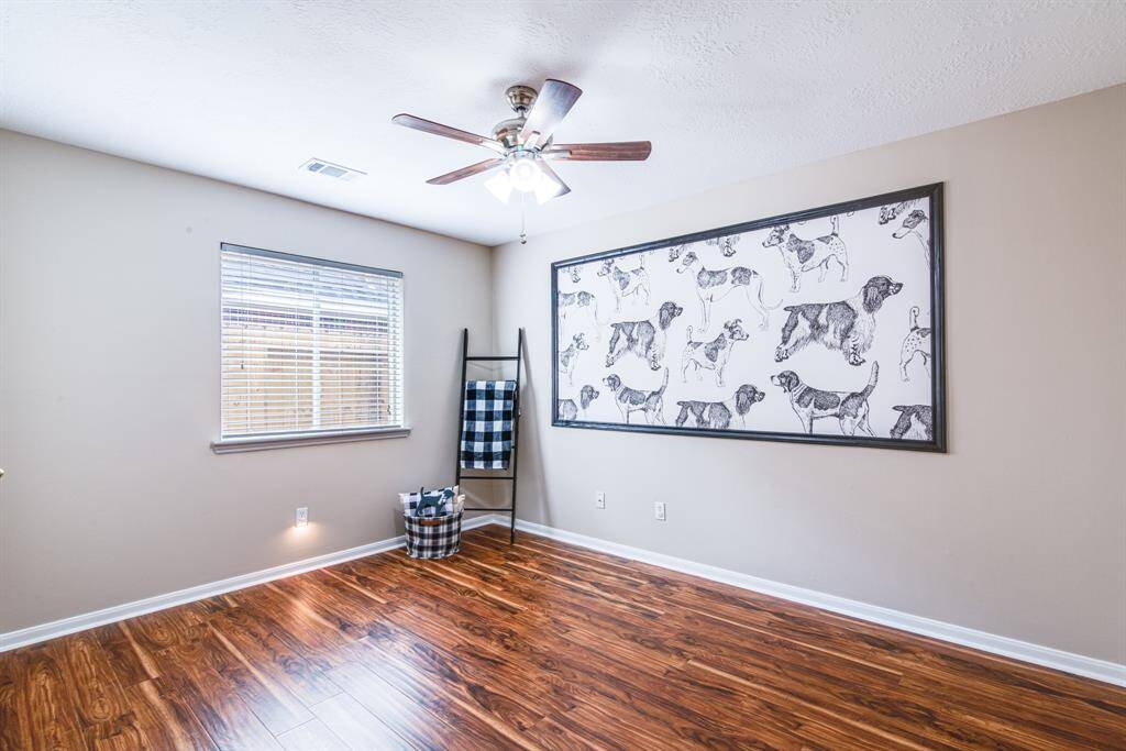 Secondary bedroom.