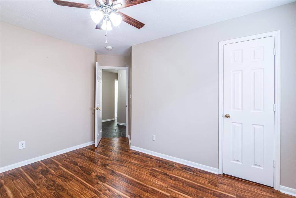 Secondary bedroom.