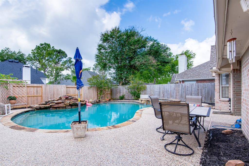 amazing area around the pool for entertaining.
