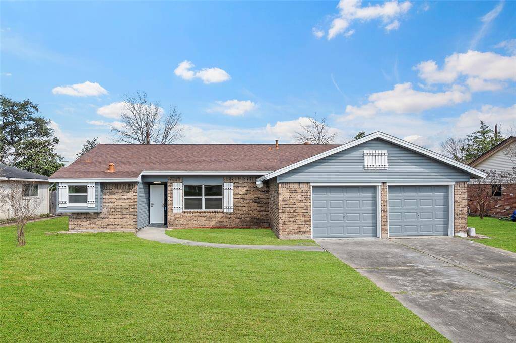 Wonderful house with 4 bedroom, 3 full bathrooms, big storage and 2 car garage. In the picture you see the living and dining room virtually staged